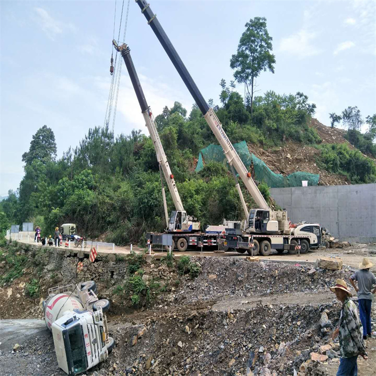 雷山汽车掉沟里叫吊车救援要多少钱
